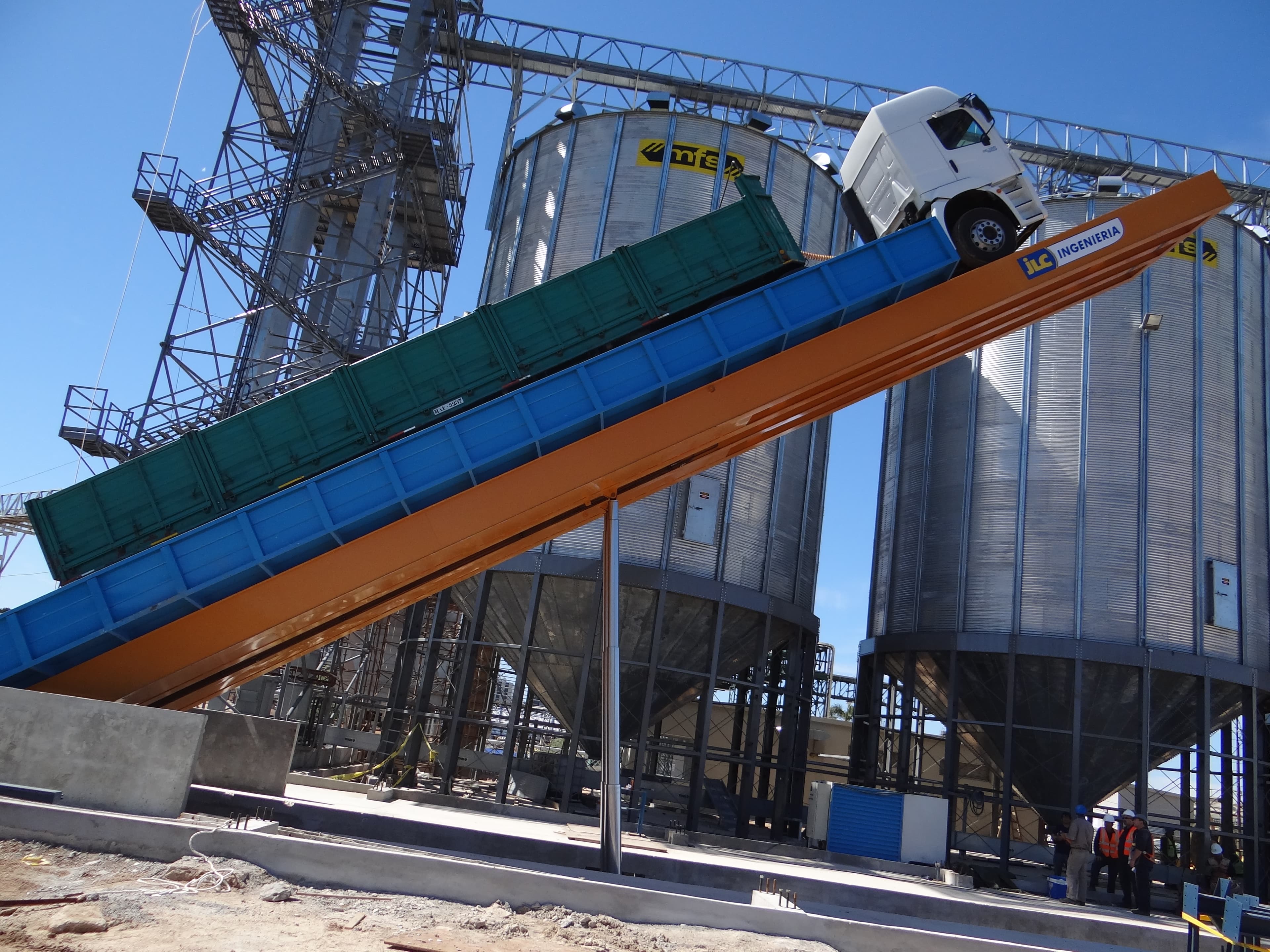 Plataforma volcadora JLC operando en una instalación industrial
