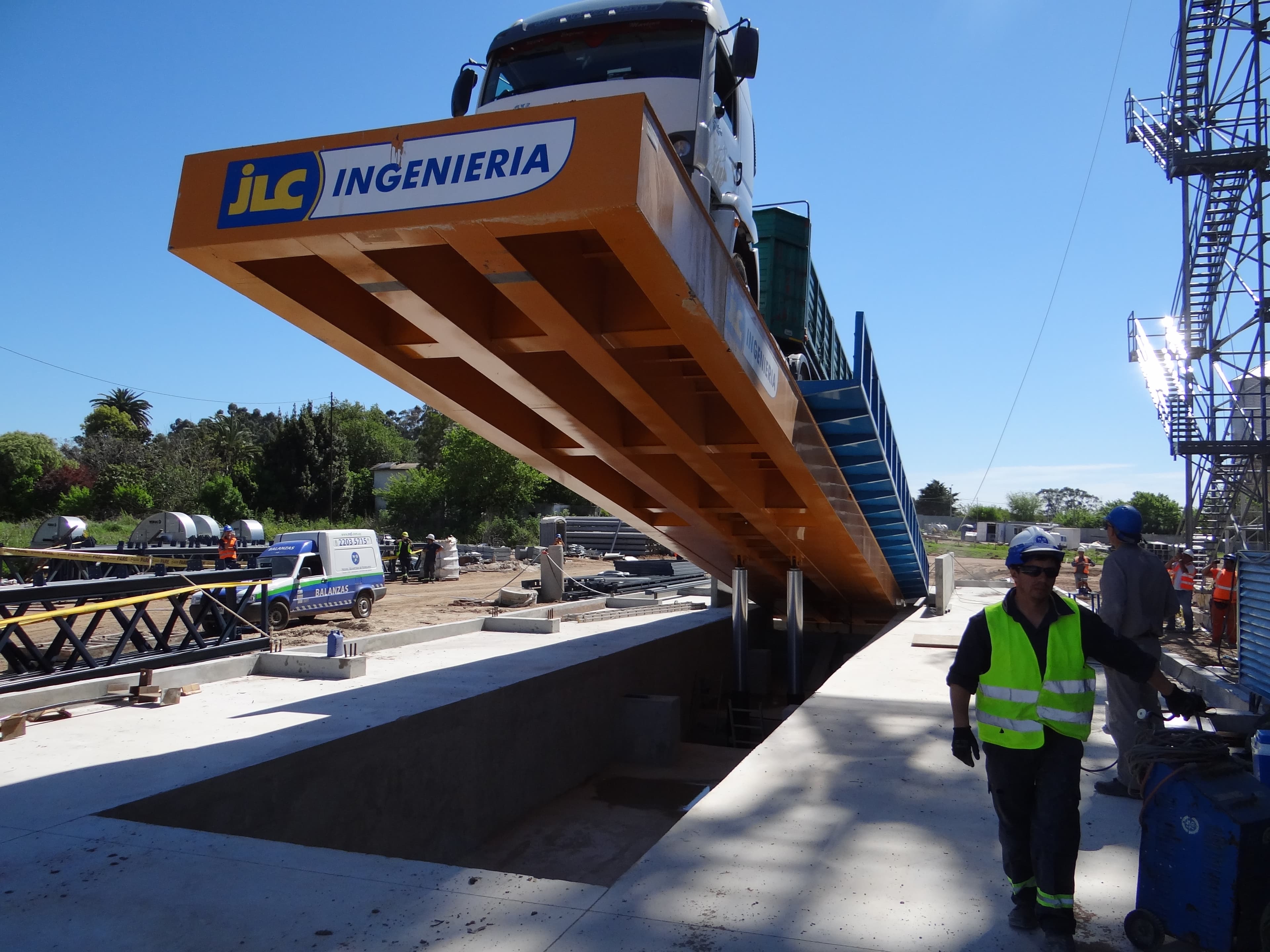 Plataforma volcadora instalada en interior de planta