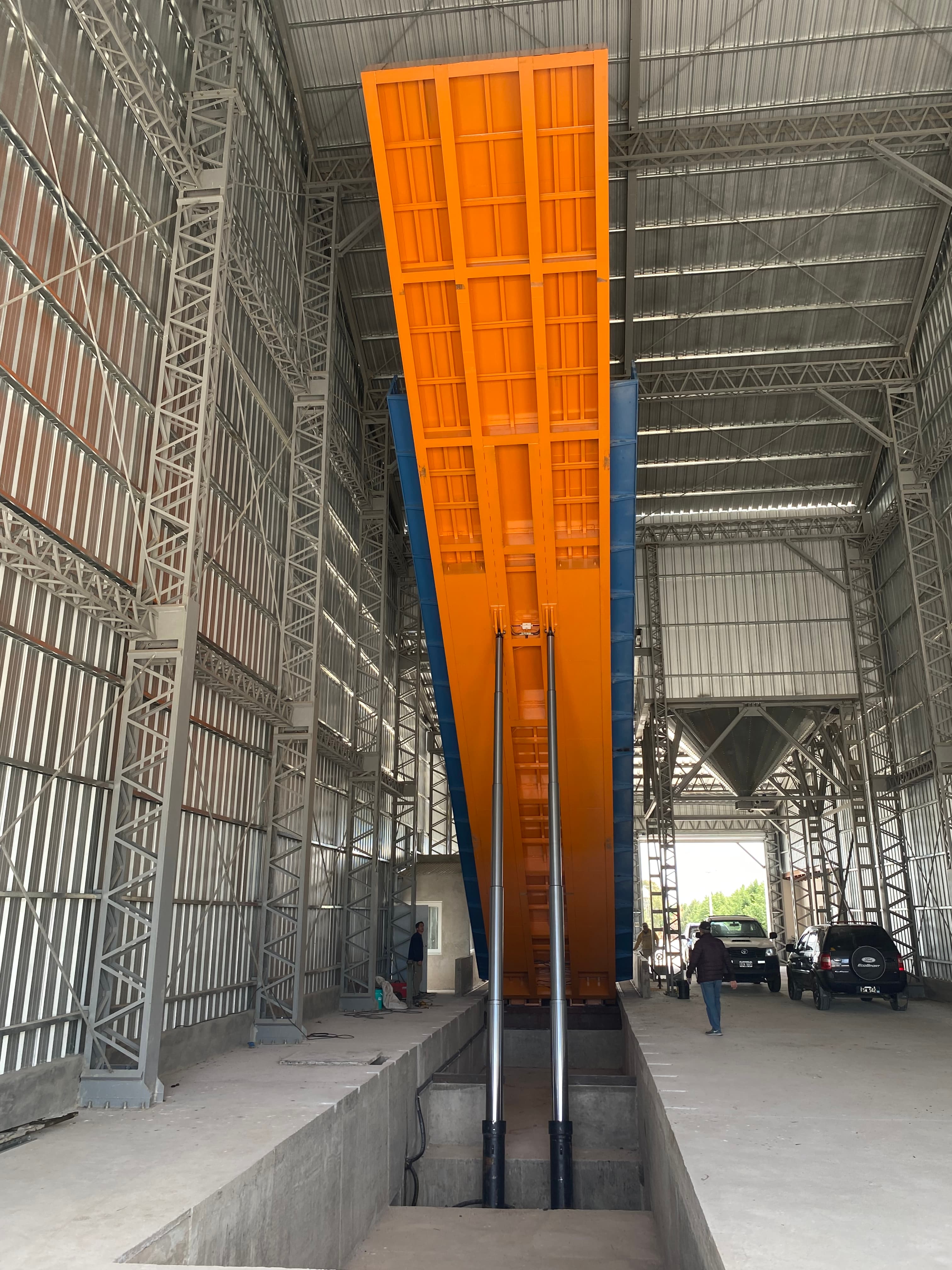 Plataforma volcadora JLC en obra industrial