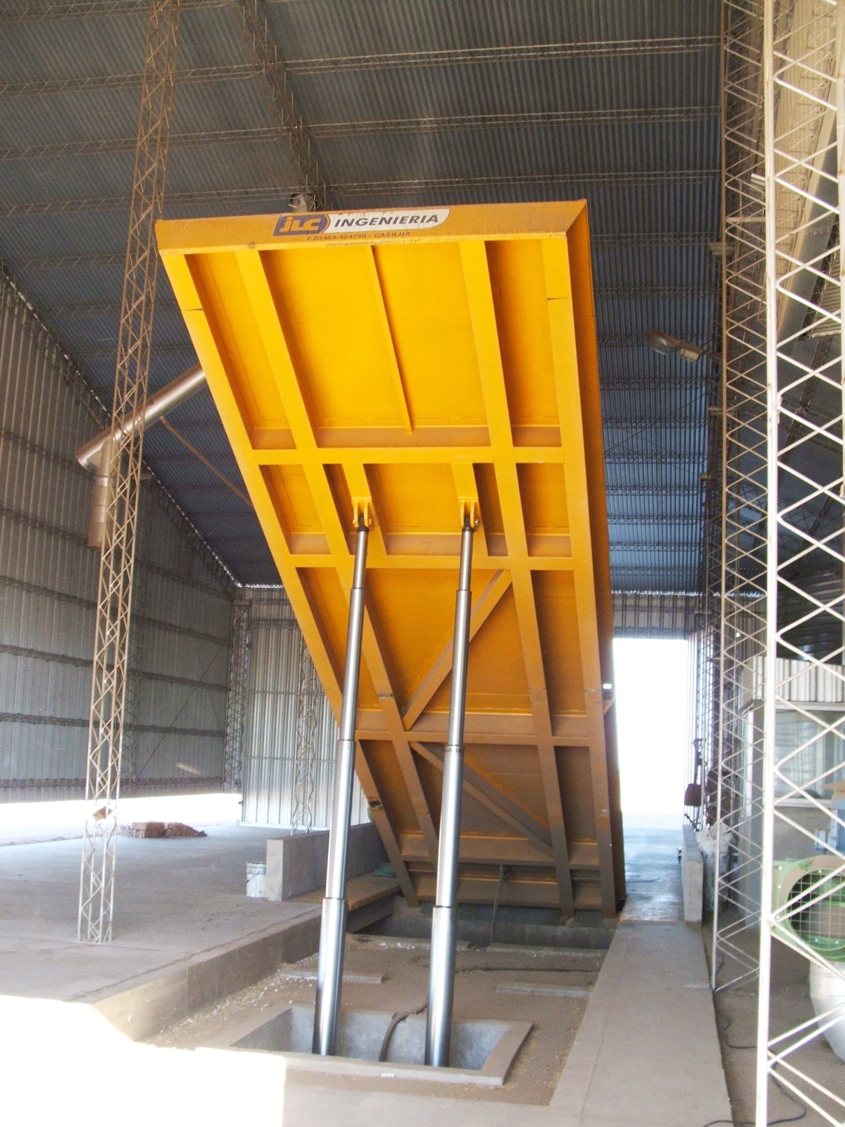 Detalle estructural de plataforma volcadora JLC